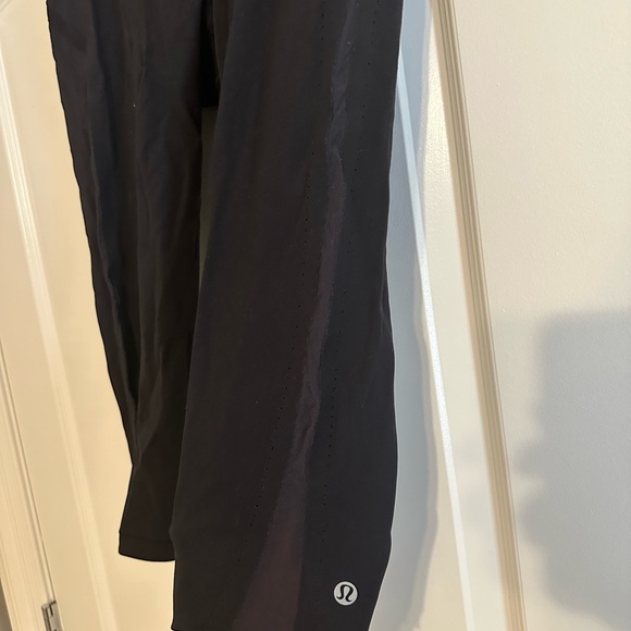 Black capri lululemon leggings - Picture 3 of 5